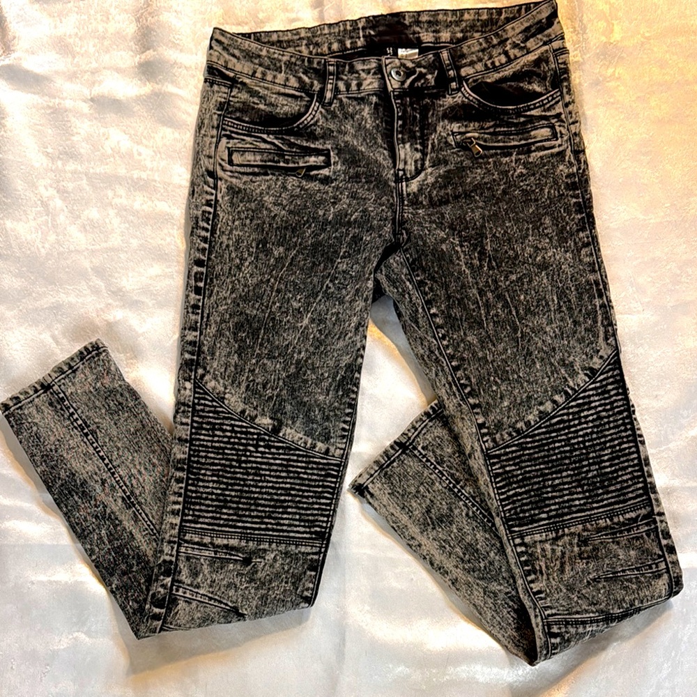 H&M Divided Black Skinny Jeans with Sleek Moto Rocker Design // Acid Wash